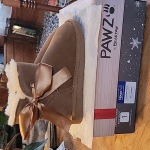 Amelia Youth boots by Bearpaw